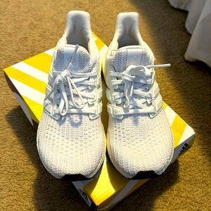 Women’s white adidas ultraboost size 6